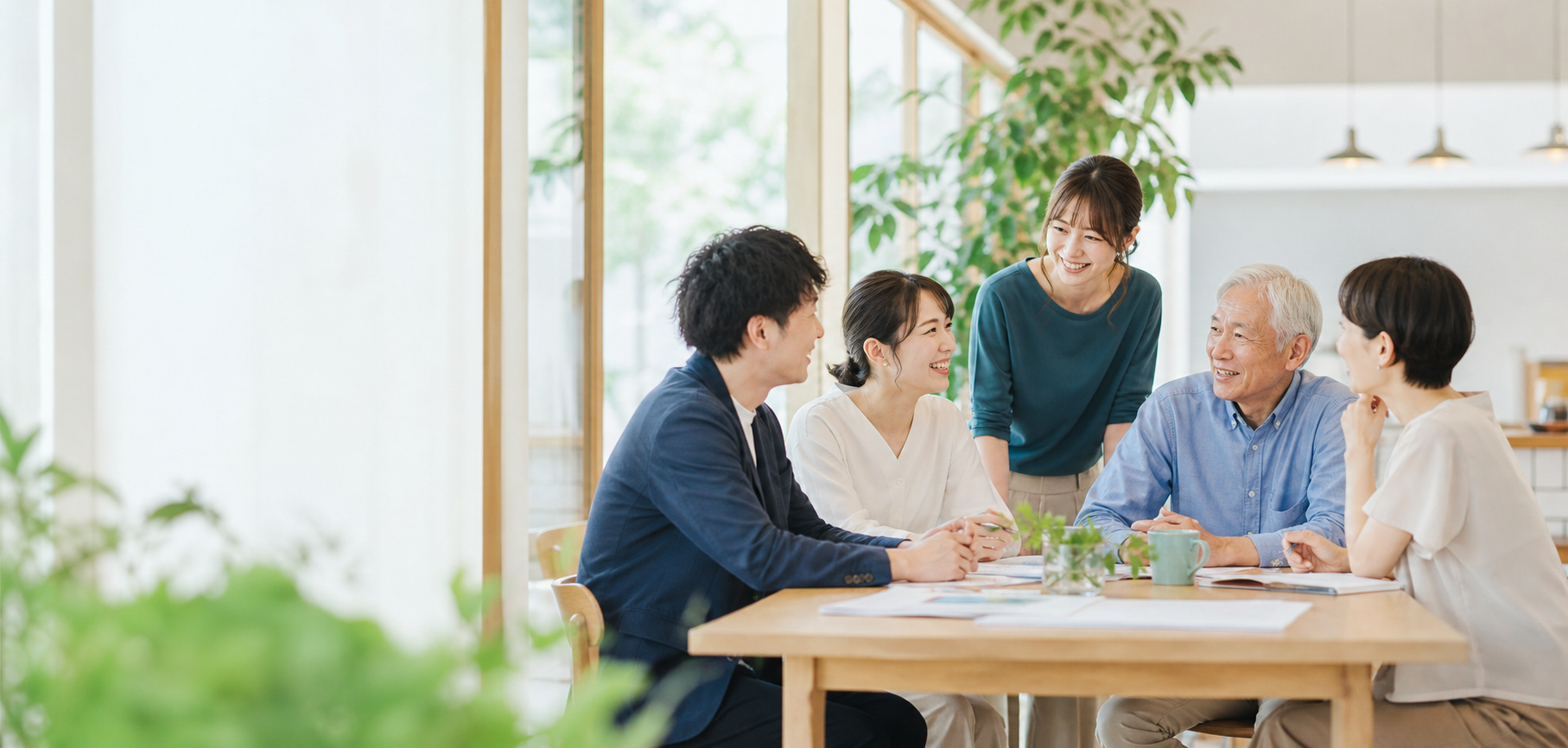 介護・福祉に関わる人々が対話する様子